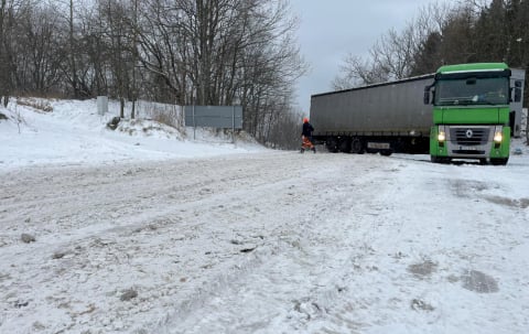 Dolny Śląsk: Fatalne warunki. Ciężarówka przewróciła się na trasie Kłodzko – Złoty Stok [RAPORT] - 4