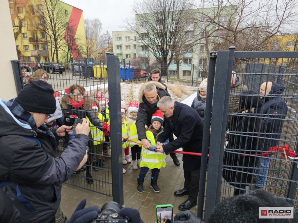 Remont otoczenia szkoły w Wałbrzychu. Powstało nowe boisko i plac zabaw - Otwarcie nowego boiska i placu zabaw przy ZSP nr 7 w Wałbrzychu. Fot. Bartosz Szarafin