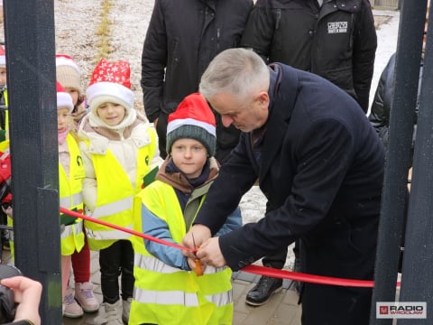 Remont otoczenia szkoły w Wałbrzychu. Powstało nowe boisko i plac zabaw - 0