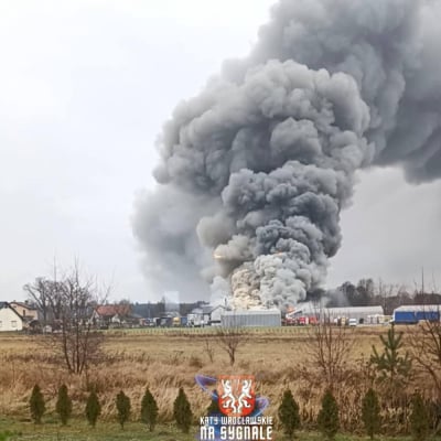 Potężny pożar w Komorowie koło Sycowa! Płonie hala o powierzchni 2500 metrów kwadratowych!