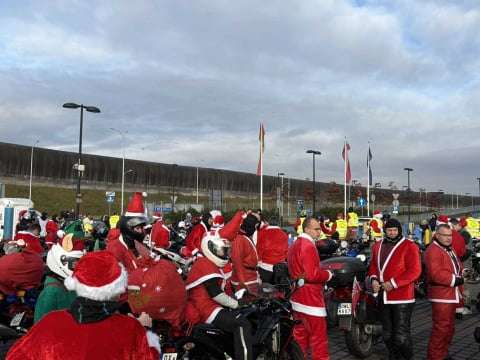 Moto Mikołaje przejechali przez Wrocław, by wspierać potrzebujących z domów dziecka!  - 1