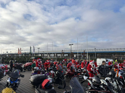 Moto Mikołaje przejechali przez Wrocław, by wspierać potrzebujących z domów dziecka!  - 2