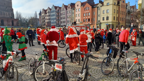 Kawalkada "Mikołajów na rowerach" przejechała ulicami Głogowa - 1