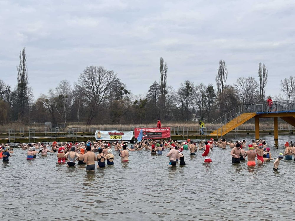 Wrocław: Morsowali, żeby pomóc innym - Mieszkańcy Wrocławia zanurzyli się w lodowatej wodzie, żeby pomóc niepełnosprawnym. Fot. Mateusz Florczyk