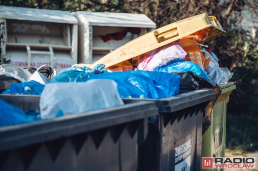 Co piąty mieszkaniec Dolnego Śląska nie płaci za odbiór śmieci. Jak sobie z tym poradzić? - W całym województwie średnio około 15-20 proc. Dolnoślązaków nie ma umowy na wywóz odpadów. Za utylizację płacą pozostali. Fot: archiwum.radiowroclaw.pl