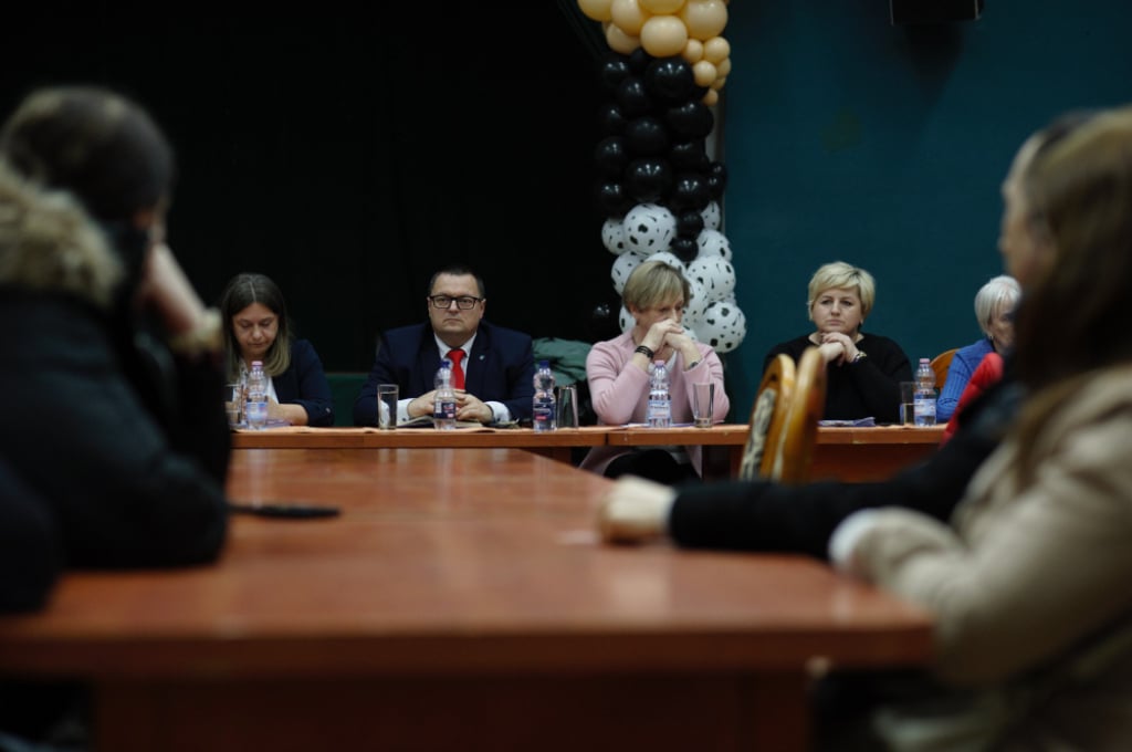 W Barcinku chcą zostawić tylko 3 klasy. Gmina szuka oszczędności, a rodzice protestują - Trwają konsultacje społeczne w Barcinku na Dolnym Śląsku, niedaleko Jeleniej Góry. Fot: Maciej Ryłkiewicz/ Radio Wrocław