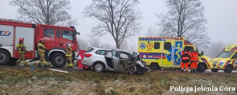 Tragiczny wypadek w Radomierzu! Czołowe zderzenie ciężarówki z samochodem osobowym - Czołowe zderzenie ciężarówki z samochodem osobowym Fot: Policja Jelenia Góra