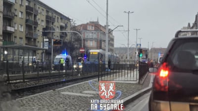 Wrocław: Piesza potrącona przez tramwaj. W ciężkim stanie trafiła do szpitala