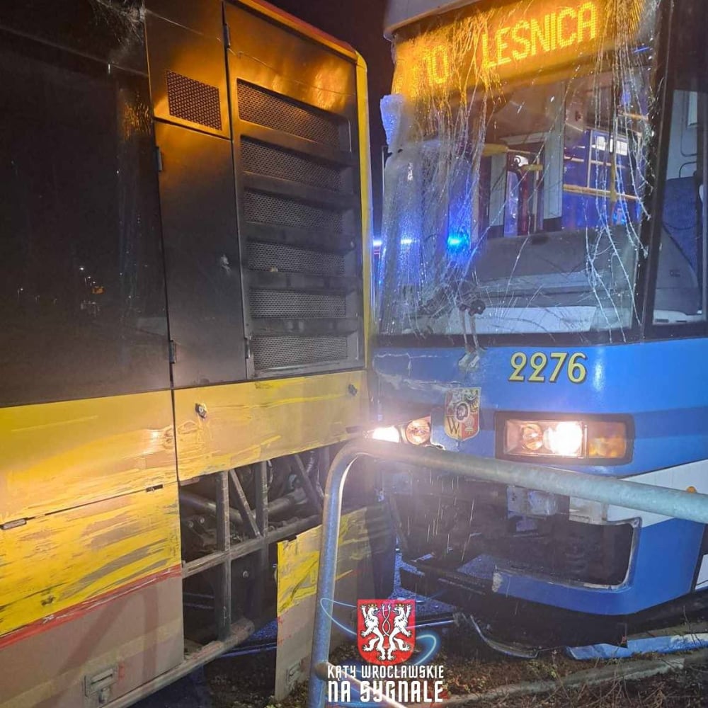 Wrocław: Tramwaj zderzył się z autobusem. Są ranni, na miejscu pracowały służby - Tramwaj zderzył się z autobusem na ulicy Kosmonautów we Wrocławiu. Fot. Kąty Wrocławskie na sygnale