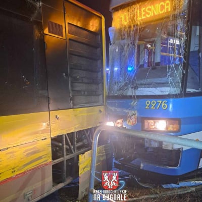 Tramwaj zderzył się z autobusem. Cztery osoby zostały lekko ranne