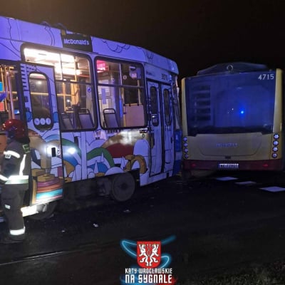 Wrocław: Tramwaj zderzył się z autobusem. Są ranni, na miejscu pracowały służby - 1