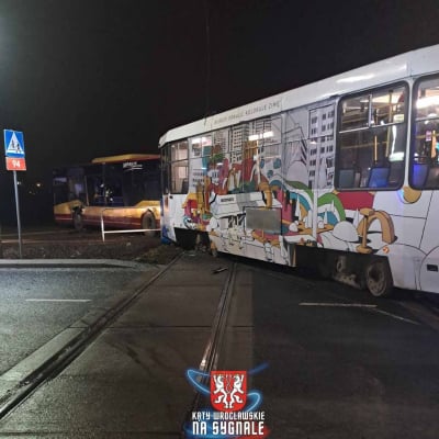 Wrocław: Tramwaj zderzył się z autobusem. Są ranni, na miejscu pracowały służby - 2