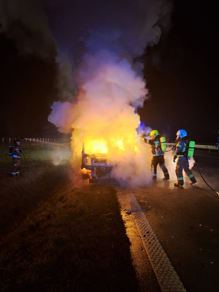 Pożar busa na A4! Samochód doszczętnie spłonął. Trzy zastępy straży pożarnej w akcji - Nocny pożar busa na autostradzie A4. W akcji brały udział trzy zastępy straży pożarnej. Fot: OSP Zagrodno 