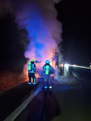 Pożar busa na A4! Samochód doszczętnie spłonął. Trzy zastępy straży pożarnej w akcji - 0