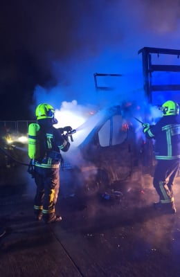 Pożar busa na A4! Samochód doszczętnie spłonął. Trzy zastępy straży pożarnej w akcji - 1