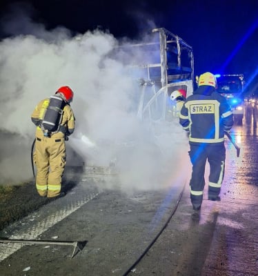 Pożar busa na A4! Samochód doszczętnie spłonął. Trzy zastępy straży pożarnej w akcji - 3