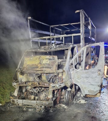 Pożar busa na A4! Samochód doszczętnie spłonął. Trzy zastępy straży pożarnej w akcji - 4