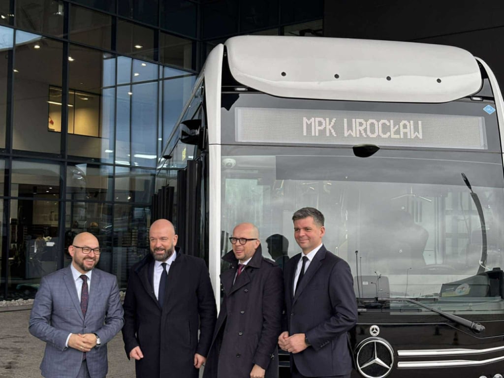 100 nowych autobusów dla wrocławskiego MPK. Ta kwota robi wrażenie! - Umowa została podpisana z Daimler Buses. Fot: Mateusz Florczyk/ Radio Wrocław