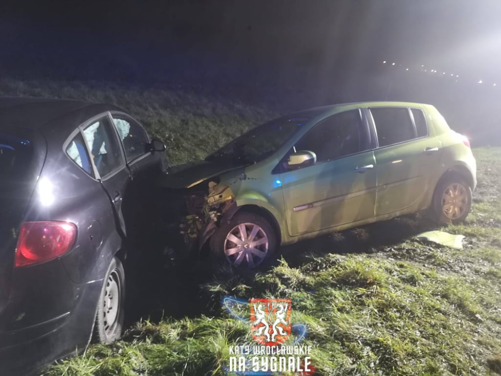 Groźny wypadek na drodze pod Wrocławiem. Jedna osoba trafiła do szpitala - Dwa samochody osobowe zderzyły się w Groblicach. Fot. Kąty Wrocławskie na sygnale