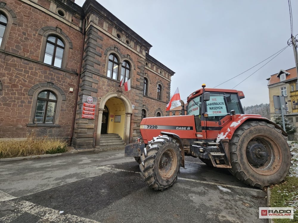 Rolnicy z Woliborza protestują. Ciągnikami zablokowali wjazd pod Urząd Gminy - Rolnicy z Woliborza ciągnikami zablokowali wjazd pod Urząd Gminy. Fot. Bartosz Szarafin