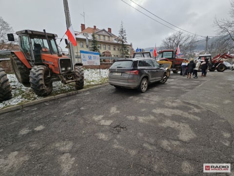 Rolnicy z Woliborza protestują. Ciągnikami zablokowali wjazd pod Urząd Gminy - 0