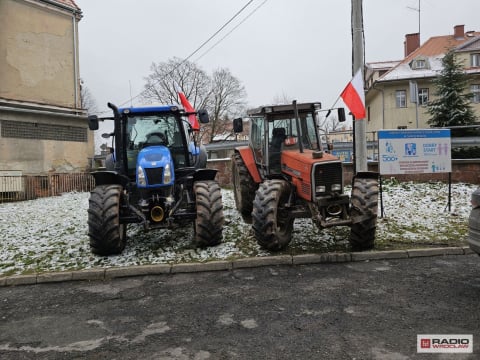 Rolnicy z Woliborza protestują. Ciągnikami zablokowali wjazd pod Urząd Gminy - 1