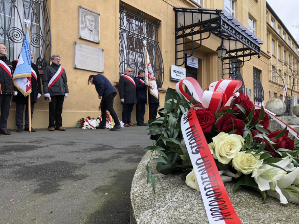 Pod siedzibą DOZAMEL-u odbyły się obchody 43. rocznicy wprowadzenia stanu wojennego - Obchody 43. rocznicy wprowadzenia stanu wojennego pod wrocławskim DOZAMEL-em. Fot. Magdalena Pasiewicz