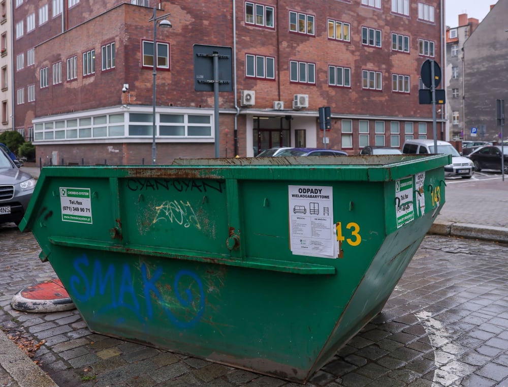 Mieszkańcy Wrocławia nadal zostawiają odpady ponadgabarytowe w niedozwolonych miejscach - Mieszkańcy Wrocławia w 2024 roku pozbyli się już ponad 17 tysięcy ton odpadów wielkogabarytowych, korzystając z dostępnych kontenerów i PSZOK-ów. Fot: Mateusz Florczyk