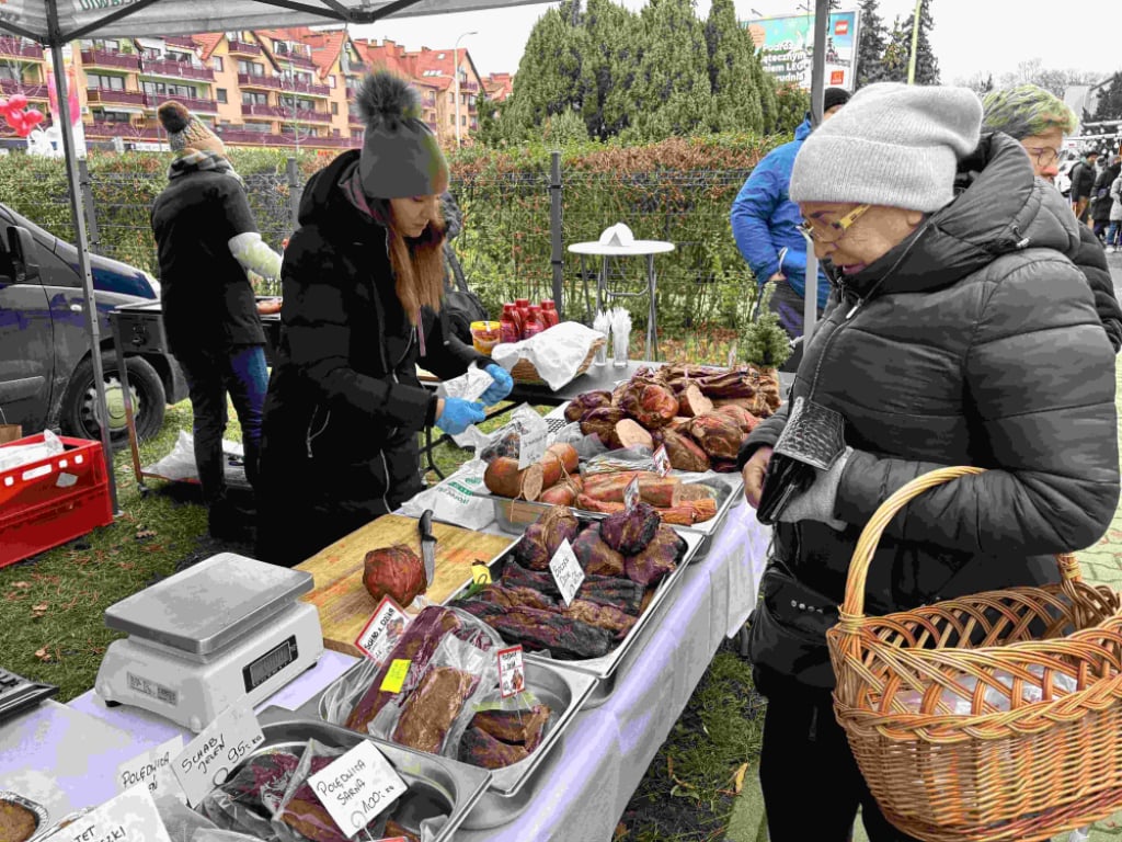 Jarmark bożonarodzeniowy przy Zwycięskiej: Świeże produkty i duże kolejki - Wielu klientów odwiedziło Jarmark Bożonarodzeniowy przy ulicy Zwycięskiej. Fot. Joanna Jaros