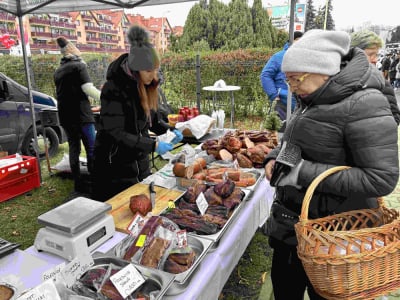 Jarmark bożonarodzeniowy przy Zwycięskiej: Świeże produkty i duże kolejki