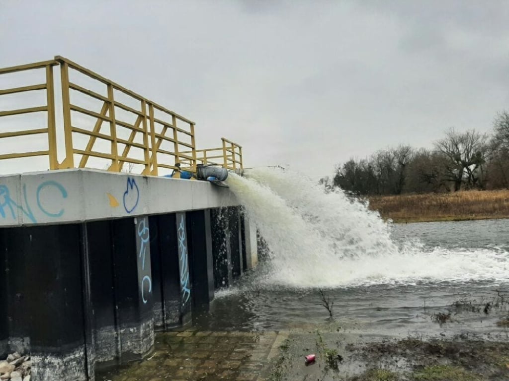 Trwa pompowanie wody z kanału pod Wrocławiem. Było zagrożenie zalania budynków i drogi - Pod Wrocławiem trwa akcja pompowania wody z kanału do rzeki Widawa. Fot. RZGW we Wrocławiu (Facebook)