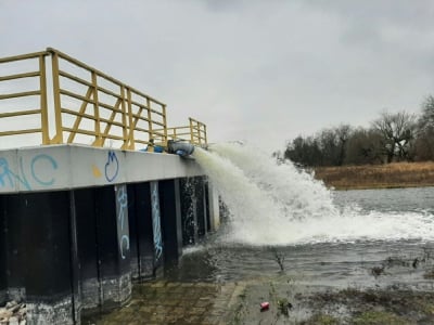 Trwa pompowanie wody z kanału. Było zagrożenie zalania budynków i drogi