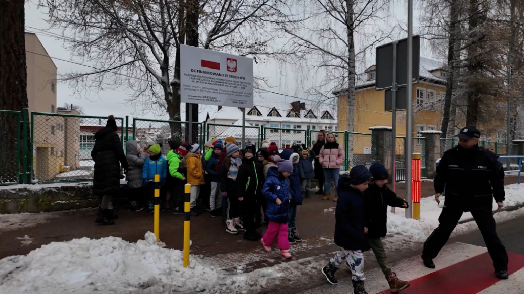 Interaktywne przejście dla pieszych w Dusznikach-Zdroju. Zwiększy bezpieczeństwo? [WIDEO] - W Dusznikach-Zdroju powstało nowe, interaktywne przejście dla pieszych. Fot. Jarosław Wrona