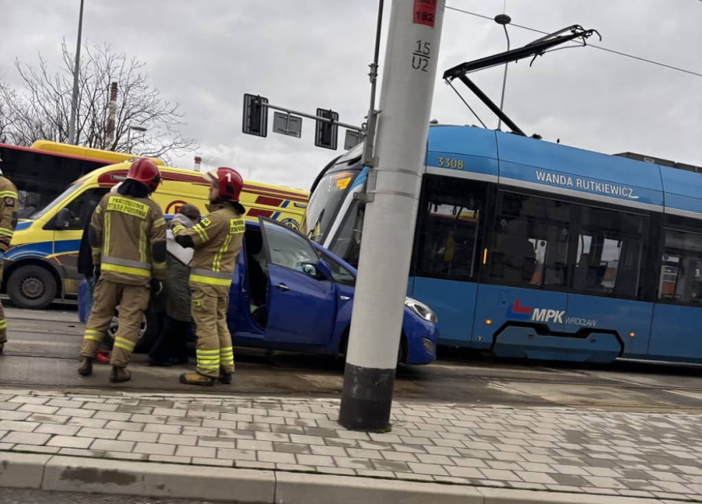 Zderzenie tramwaju z osobówką na ul. Długiej [ZDJĘCIA] - Kolizja tramwaju z samochodem we Wrocławiu, fot. Mateusz Florczykj