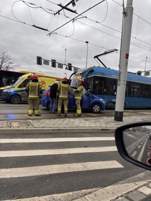 Zderzenie tramwaju z osobówką na ul. Długiej [ZDJĘCIA] - 1