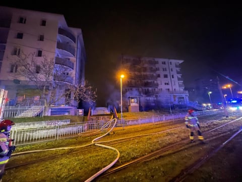 Pożar na wrocławskim Kozanowie. Strażacy ewakuowali kilkadziesiąt osób [ZDJĘCIA] - 2