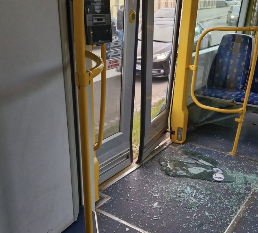 Groźna kolizja we Wrocławiu. Samochód osobowy rozbił szybę tramwaju - Kolizja tramwaju z samochodem osobowym na Długiej. Fot. Gizela Mordal