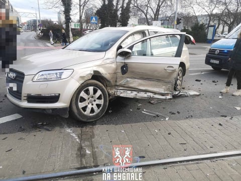 Wrocław: Nieoznakowany radiowóz zderzył się z osobówką. Dwie osoby trafiły do szpitala - 0