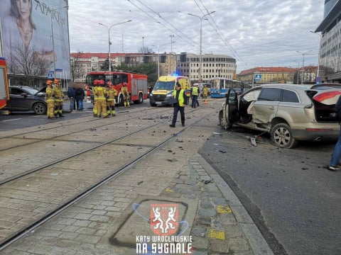 Wrocław: Nieoznakowany radiowóz zderzył się z osobówką. Dwie osoby trafiły do szpitala - 1