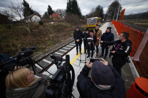 Po 24 latach pociąg znów dojechał do Mysłakowic. Jak wyglądał testowy przejazd na linii Jelenia Góra-Karpacz? [WIDEO] - 9