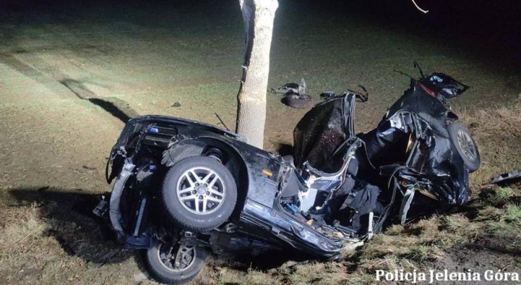 Tragiczny wypadek w Kowarach. BMW roztrzaskało się na drzewie, dwóch 18-latków nie żyje - Tragiczny wypadek w Kowarach, fot. KPP Jelenia Góra