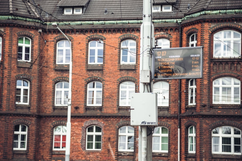 Tramwaje i autobusy „widmo” we Wrocławiu. Pasażerowie coraz bardziej sfrustrowani - We Wrocławiu często tramwaje lub autobusy są na rozkładzie jazdy, ale w rzeczywistości nie przyjeżdżają. Fot. Patrycja Dzwonkowska