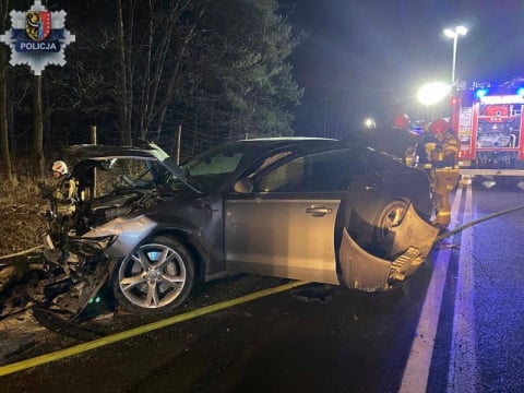 Zderzenie trzech pojazdów na DK 12. Śmiertelny wypadek i pożar samochodu, dwie inne osoby są ranne - 0