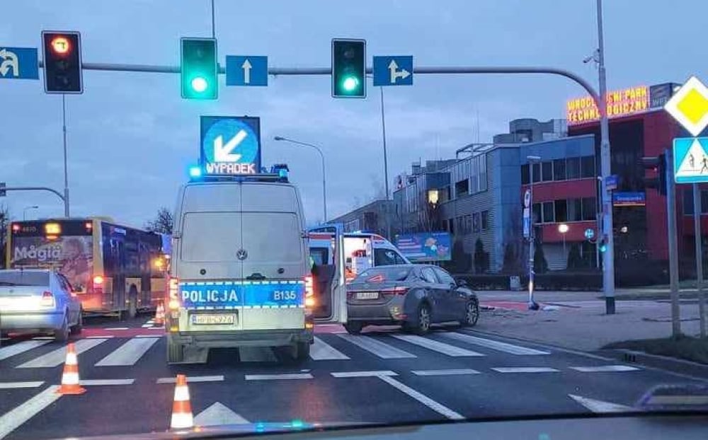 Śmiertelne potrącenie pieszego na Klecińskiej. Niebezpieczny poranek na drogach Dolnego Śląska [RAPORT] - Zdarzenie drogowe na skrzyżowaniu Klecińskiej ze Szwajcarską. Fot. Słuchaczka