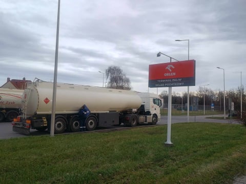 Spór o bazę paliw na Swojczyckiej. Orlen chce rozbudowy, mieszkańcy i miasto są przeciwni - 0