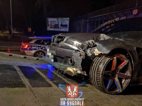 Wrocław: Nocna szarża pijanego kierowcy BMW. Uderzył w latarnię, staranował znaki drogowe - 0