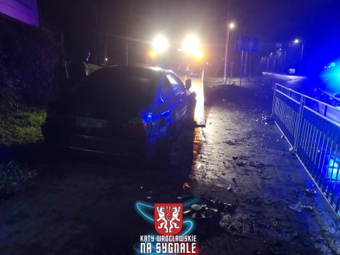 Wrocław: Nocna szarża pijanego kierowcy BMW. Uderzył w latarnię, staranował znaki drogowe - 2