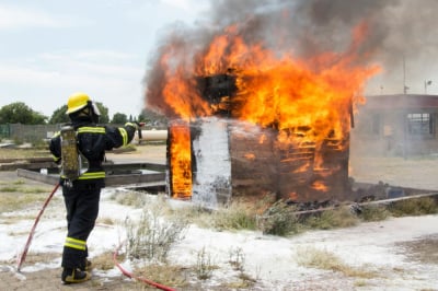 Kurtyna wodna – czym jest i jaką rolę odgrywa w trakcie pożaru?