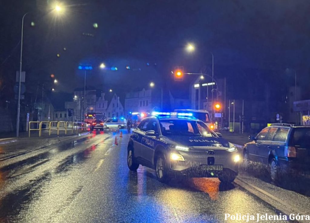 Piesza potrącona na pasach w Jeleniej Górze. Kobieta w ciężkim stanie trafiła do szpitala - Piesza potrącona na przejściu dla pieszych w Jeleniej Górze w stanie ciężkim trafiła do szpitala. Fot. dolnoslaska.policja.gov.pl