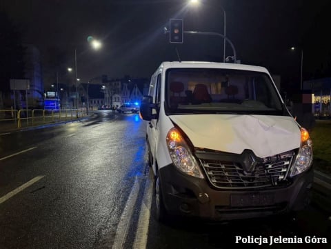 Piesza potrącona na pasach w Jeleniej Górze. Kobieta w ciężkim stanie trafiła do szpitala - 1